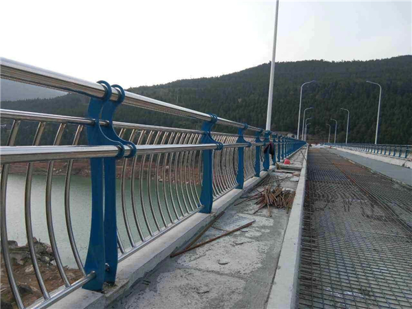 大渡口不锈钢桥梁护栏的特点及其在桥梁安全中的重要作用