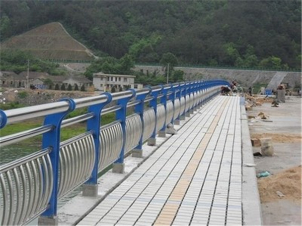 大渡口不锈钢桥梁护栏的特性及其在现代建筑中的应用