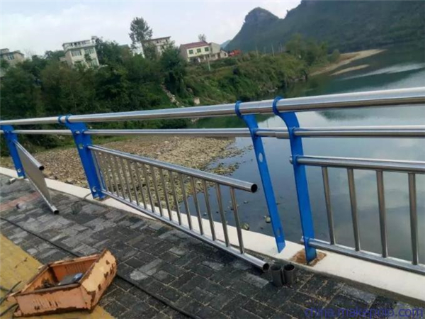大渡口不锈钢复合管护栏是一种卓越的防护材料